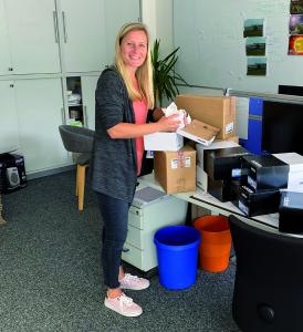 Sandra Kluge vom wattline-Team packt die Sneacker für ihre Kollegen ein.