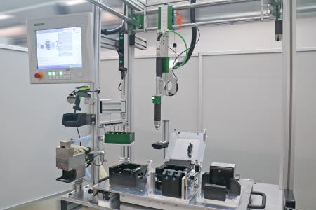 Intelligent manual work station for the assembly of charging sockets