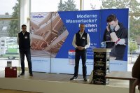 Elmar Kaiser, Abteilungsleiter Remmers Technik Service Holzhandwerk (re.), und Mario Kirchner, Verkaufsleiter Nord begrüßen die Teilnehmenden (Bildquelle: Remmers, Löningen) Elmar Kaiser, Abteilungsleiter Remmers Technik Service Holzhandwerk (re.), und Mario Kirchner, Verkaufsleiter Nord begrüßen die Teilnehmenden (Bildquelle: Remmers, Löningen)