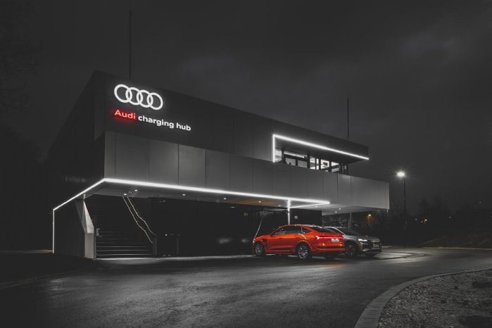 Audi Charging Hub Nacht_Copyright Audi.JPG