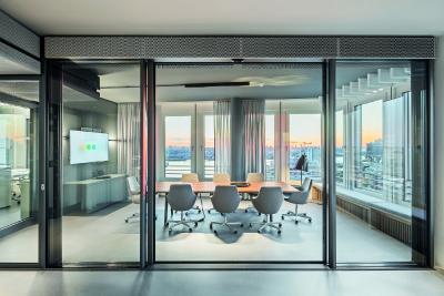 Der Schüco Showroom Hamburg vereint auf 752 Quadratmetern moderne Büroräume und vielfältig nutzbare Ausstellungsflächen. Bild: Schüco International KG