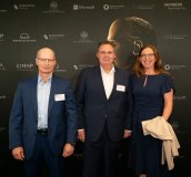 Freuen sich über die Nominierung für herausragende Leistungen in der Innovationsförderung: Dr. Frank Schlotter, Geschäftsführer Dr.-Ing. Hubert Siller und Annette Siller von der TLB GmbH (von links). Freuen sich über die Nominierung für herausragende Leistungen in der Innovationsförderung: Dr. Frank Schlotter, Geschäftsführer Dr.-Ing. Hubert Siller und Annette Siller von der TLB GmbH (von links).