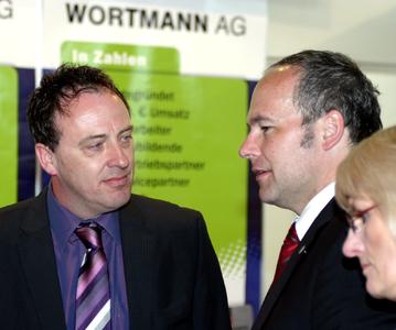 Einkaufsleiter Thomas Knicker im Gespräch mit dem Landrat des Kreis Minden-Lübbecke Dr. Ralf Niermann, der den Stand der WORTMANN AG besuchte