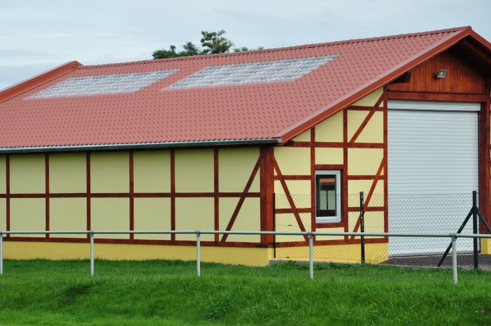 Perfekt sanierte Scheune in Thüringen - Metalldachpfanne und Lichtplatten von LUXMETALL® Bi.jpg