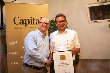 „Digital Lab Award 2019“ für werk_39. Nahmen stolz die Auszeichnung entgegen: Sören Lauinger (links), Vice President Intrapreneurship & Co-Creation und Prof. Dr. Boris Hofmann, Senior Vice President B. Braun Innovation Hub and Digital Innovation / Bildquelle: Nora Heinisch