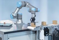 Cobot von Universal Robots steuert dank URCap-Plug-In bis zu 2 Förderbänder von mk