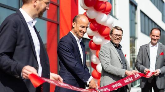 Dr. Christian Baur, CEO Swisslog (2. v. l.) sowie die Swisslog GmbH Geschäftsführer Jens Schmale, Heinz Ennen & Gerd Jennissen (v.l.) eröffnen das Gebäude