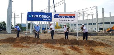 Am Freitag fand der Spatenstich für ein neues Logistikcenter am Duisburger Logport statt, das die GOLDBECK Niederlassung Münster im Auftrag von GREIWING baut. Mit dabei waren (v.l.): Frank Kauertz (Geschäftsführer Firma Topas), Dr. Ghanem Deg-heili (Duisburger Hafen), Jürgen Greiwing (Geschäftsführender Gesellschafter GREIWING), Christian Terwey (Niederlassungslei-ter GOLDBECK Münster) und Matthias Geiss (Geschäftsführer GREIWING). (Foto: GREIWING)