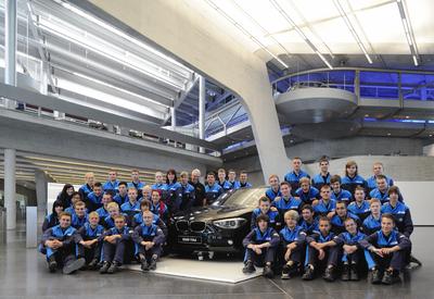 Ausbildungsleiter Hans-Helmut Schaaf (Mitte) mit einem Großteil seiner neuen Auszubildenden im BMW Werk Leipzig