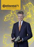Das Auto wird Teil des Internets: Der Continental-Vorstandsvorsitzende Dr. Elmar Degenhart hat die Zukunft des vernetzten und automatisierten Fahrens in der Hand (auf dem Foto ein hoch integriertes, intelligentes Antennenmodul)