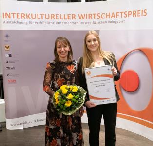 Marie Sonne und Maria Beerwerth nahmen den Preis stellvertretend entgegen