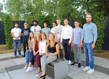 Die neuen Azubis der MC-Bauchemie vor dem Schulungs- und Ausbildungszentrum der MC-Bauchemie in Bottrop.
