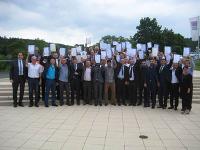 30 nachqualifizierte Maschinen- und Anlagenführer, 15 Fachlageristen und 13 Teilnehmer des Potenzialträgerprogramms freuten sich mit Carsten Röttchen(l.), Geschäftsführer Produktion bei Rittal, über ihre Zeugnisse