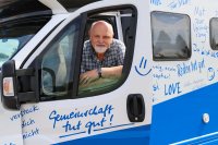 Über die WEMAG-Crowd hat Matthias Kohlstedt Spendengelder eingeworben, um das Blaue Mobil mit Hilfsangeboten für suchtkranke Menschen weiter durch das Land rollen zu lassen. Foto: Damaris Meier