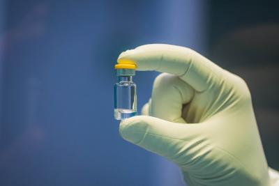 Eine Einzeldosis des abgefüllten SARS-CoV-2-Impfstoffkandidaten. Jetzt wird die Injektionsflasche noch gesichtet, etikettiert und verpackt, bevor sie das Werksgelände verlassen