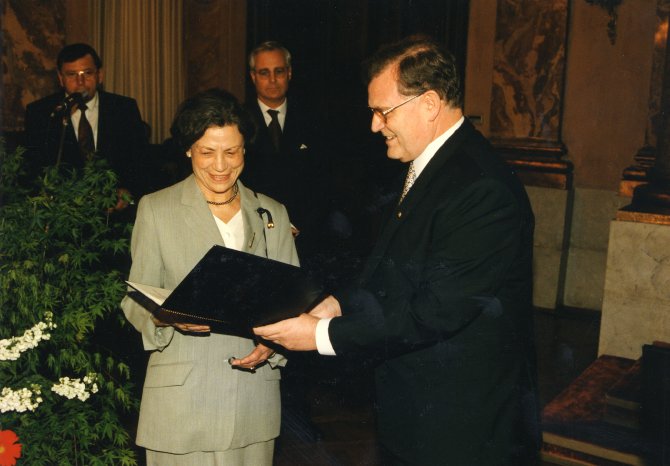 Bild_2_Verdienstmedaille_BW_DB_MP_Erwin_Teuffel_1996.jpg