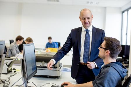 PDV-Geschäftsführer Nerling am Scan-Arbeitsplatz