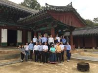 Die Delegationsgruppe von MAI Carbon vor einem Tempel der traditionellen Hanok-Häuser in Jeonju