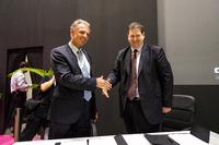 Professor Klaus Drechsler, Vorstandsvorsitzender des Spitzenclusters MAI Carbon, unterzeichnete zusammen mit Brad Dunstan, CEO des VCAMM, die Absichtserklärung der beiden Organisationen über eine verstärkte Kooperation