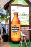 Aufblasbare Bierflasche mit Holzboden, Dauergebläse und LED-Beleuchtung. Ein Hingucker am Boden - bei schnellem Auf- und Abbau.