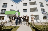 GWW-Sonnenhaus-Eröffnung in Wernigerode u. a. mit Prof. Dr. Armin Willingmann, Minister für Wissenschaft, Energie, Klimaschutz und Umwelt des Landes Sachsen-Anhalt, Wernigerodes Oberbürgermeister Tobias Kascha, Jens Zillmann, Verbandsdirektor des Verbands der Wohnungswirtschaft Sachsen-Anhalt e.V., Dr. Matthias Schönhardt, Dezernent für Investitionen und Genehmigungsverwaltung, Landkreis Harz und Fußball-Ikone und GWW-Botschafter Nils Petersen. GWW-Sonnenhaus-Eröffnung in Wernigerode u. a. mit Prof. Dr. Armin Willingmann, Minister für Wissenschaft, Energie, Klimaschutz und Umwelt des Landes Sachsen-Anhalt, Wernigerodes Oberbürgermeister Tobias Kascha, Jens Zillmann, Verbandsdirektor des Verbands der Wohnungswirtschaft Sachsen-Anhalt e.V., Dr. Matthias Schönhardt, Dezernent für Investitionen und Genehmigungsverwaltung, Landkreis Harz und Fußball-Ikone und GWW-Botschafter Nils Petersen.