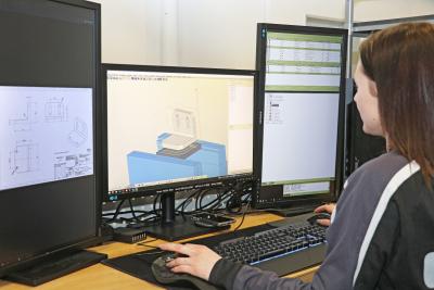 Von zentraler Bedeutung ist das CAM-Büro: Mit dem High-End-CAM-System hyperMILL® von OPEN MIND entstehen hier aus den 3D-Konstruktionsdaten zum Teil vollautomatisiert NC-Programme, Quelle: OPEN MIND