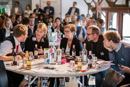 Besucher des BUF in lebhafter Diskussion