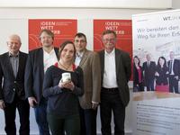 BU (hinten, v.l.n.r.) Dr. Gerd Küchmeister (FH Kiel), Dr. Dirk Müller (WTSH), Prof. Klaus Lebert (Vizepräsident FH Kiel), Michael Kopp (Wirtschaftsministerium), (vorne) Nadine Sydow, Preisträgerin Ideenwettbewerb 2014 BU (hinten, v.l.n.r.) Dr. Gerd Küchmeister (FH Kiel), Dr. Dirk Müller (WTSH), Prof. Klaus Lebert (Vizepräsident FH Kiel), Michael Kopp (Wirtschaftsministerium), (vorne) Nadine Sydow, Preisträgerin Ideenwettbewerb 2014