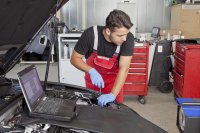Digitale Ausrüstung wird nicht nur im Kfz-Handwerk für die alltägliche Arbeit benötigt. Mit der geänderten Digitalisierungsförderung des Landes fällt nun eine wichtige Möglichkeit der Finanzierung für die Handwerksbetriebe weg.