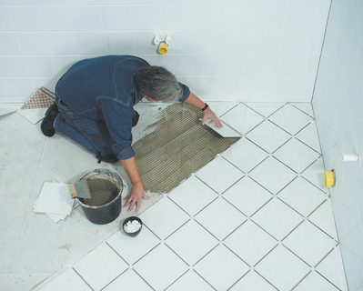 Fliesenkleber mit dem Zusatz Poraver sind besonders ergiebig, haftend und leicht zu verarbeiten. Foto: Dennert Poraver GmbH
