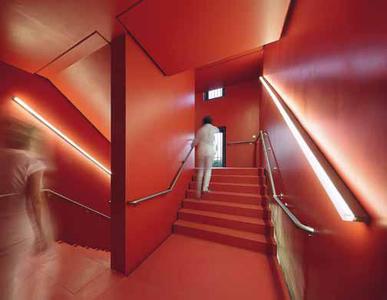 This is supported by differently coloured stairwells. Linaria lights follow the course of the stairs, attractively complementing the railings
