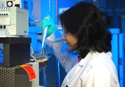 Eine Freudenberg-Mitarbeiterin aus dem Bereich Forschung & Entwicklung bei der Arbeit