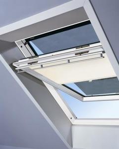 Mit Sonnenschutzprodukten für das Dachgeschoss regulieren Bewohner Lichtintensität und Sonnenwärme individuell. Im Hochsommer halten Hitzeschutz-Markisen zum Beispiel drei Viertel der Sonnenwärme ab. Foto: VELUX Deutschland GmbH