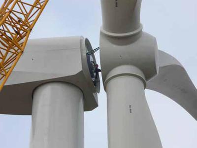 Millimeterarbeit in schwindelnder Höhe: 80 Meter über dem Boden wird der Rotor an der Nabe befestigt – in diesem Fall an einer MM82 des deutschen Herstellers Repower