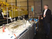 Schülervorlesung mit dem Rektor der TU Ilmenau, Prof. Peter Scharff, der selbst Chemiker ist, © TU Ilmenau