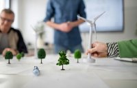 Die Planung, Installation und Wartung von Windkraftanlagen spielen in der Energiewende eine entscheidende Rolle.