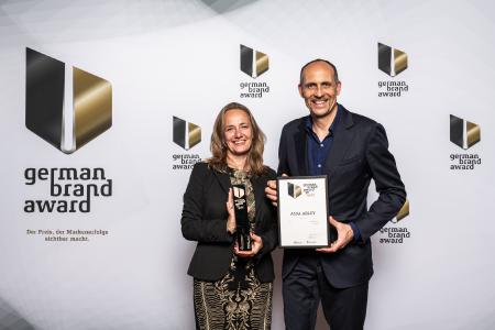 Bei der Preisverleihung am 06. Juni in Berlin nahmen Heléne Ström, Global Brand Director, und Christof Ronge, Global Industrial Design Director bei ASSA ABLOY die Auszeichnung "Gold Winner" in der Kategorie "Excellent Brands – Building and Elements" in Empfang. (Foto: ASSA ABLOY)