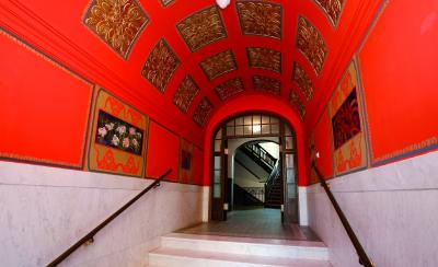 Die rekonstruierten Stuckdecken und Deckenmalereien im Eingangsbereich des Palmengarten Palais sind ein gelungenes Beispiel für die denkmalgerechte Sanierung / Bildquelle: Remmers, Löningen/ Dirk Knofe