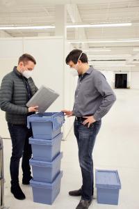 Der Mehrwegbehälter MB mit Thermoisoliereinsatz der BITO-Lagertechnik Bittmann GmbH wird aktuell in vielen Impfzentren eingesetzt, so wie hier im rheinland-pfälzischen Landesimpfzentrum Bad Sobernheim. Links im Bild Christian Mohr, Produktmanager Business Unit Kunststoff bei BITO-Lagertechnik, rechts Benjamin Hilger, Leiter des Landesimpfzentrums Bad Sobernheim (Bildnachweise: Isabel Kalinke für BITO-Lagertechnik)