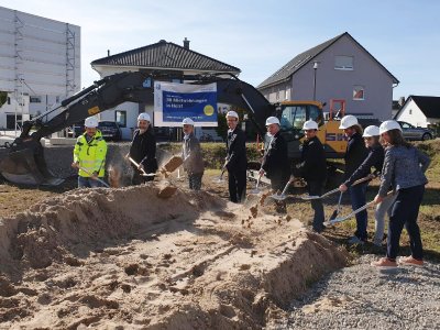 Startschuss für ein lebendiges Wohnquartier in nachhaltiger Holzbauweise: Ingo Strugalla, Geschäftsführender Vorstand der Stiftung Schönau (5.v.l.) und der Brühler Bürgermeister Dr. Ralf Göck (4.v.l.) mit Vertretern der Architektur- und Planungsbüros beim symbolischen „Ersten Spatenstich“ in Brühl