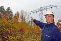 WEMAG-Obermonteur Berd Glasow verweist auf den dichten Baumwuchs entlang der Hochspannungsleitung am Neumühler See. Bei Sturm besteht die Gefahr, dass sie in die Leitung fallen. Foto: WEMAG/ Rudolph-Kramer