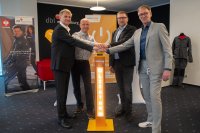 Parchims Bürgermeister Dirk Flörke (2.v.r.), DBL-TSM-Geschäftsführer Knut Wetzig (2.v.l.) und die WEMACOM-Geschäftsführer Volker Buck (r.) und Torsten Speth (l.) sorgten gemeinsam für das symbolische „Licht an!“ für den Breitbandausbau in Parchims Gewerbegebieten.