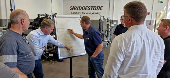 Bridgestone richtet in Kooperation mit wdk und BRV zukunftsweisenden Lkw-Montage Workshop aus-2_.jpg