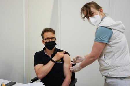 HARTING employee Lars Kühme (left) being vaccinated by Dr. med. Anja Läer