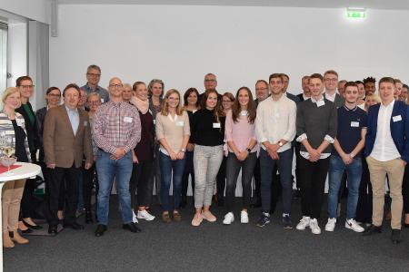 Vertreter_innen der Unternehmen, Studierende sowie Angehörige der HSB