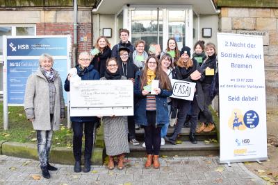 Studierende der Sozialen Arbeit übergeben Spende an die Stiftung "Aktion Hilfe für Kinder" (Foto: Hochschule Bremen / Jan Ewringmann)