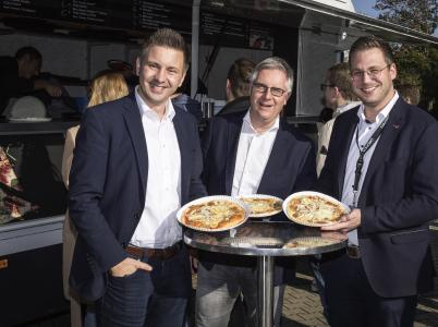 Die Laudert-Geschäftsleitung feiert 500 Mitarbeiter: v.l. Prokurist Sven Henkel, Geschäftsführer Jörg Reger, Prokurist Holger Berthues