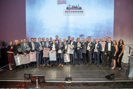 Die 16 prämierten Unternehmen freuen sich über die Auszeichnung "Meilenstein-Award" (Quelle: PROCESS)
