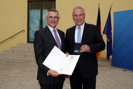Staatsminister Joachim Herrmann überreicht den "Stern der Sicherheit" an Horst Schneider (l.).