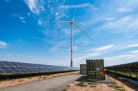 Im rheinland-pfälzischen Wahlheim hat ABO Wind 2022 ein Hybridprojekt aus Solaranlage und Batteriespeicher errichtet und am gleichen Standort zudem einen Windpark. Die Batterie speichert kurzfristig den Strom aus der Photovoltaikanlage und speist ihn ins Netz ein, wenn der Bedarf groß ist